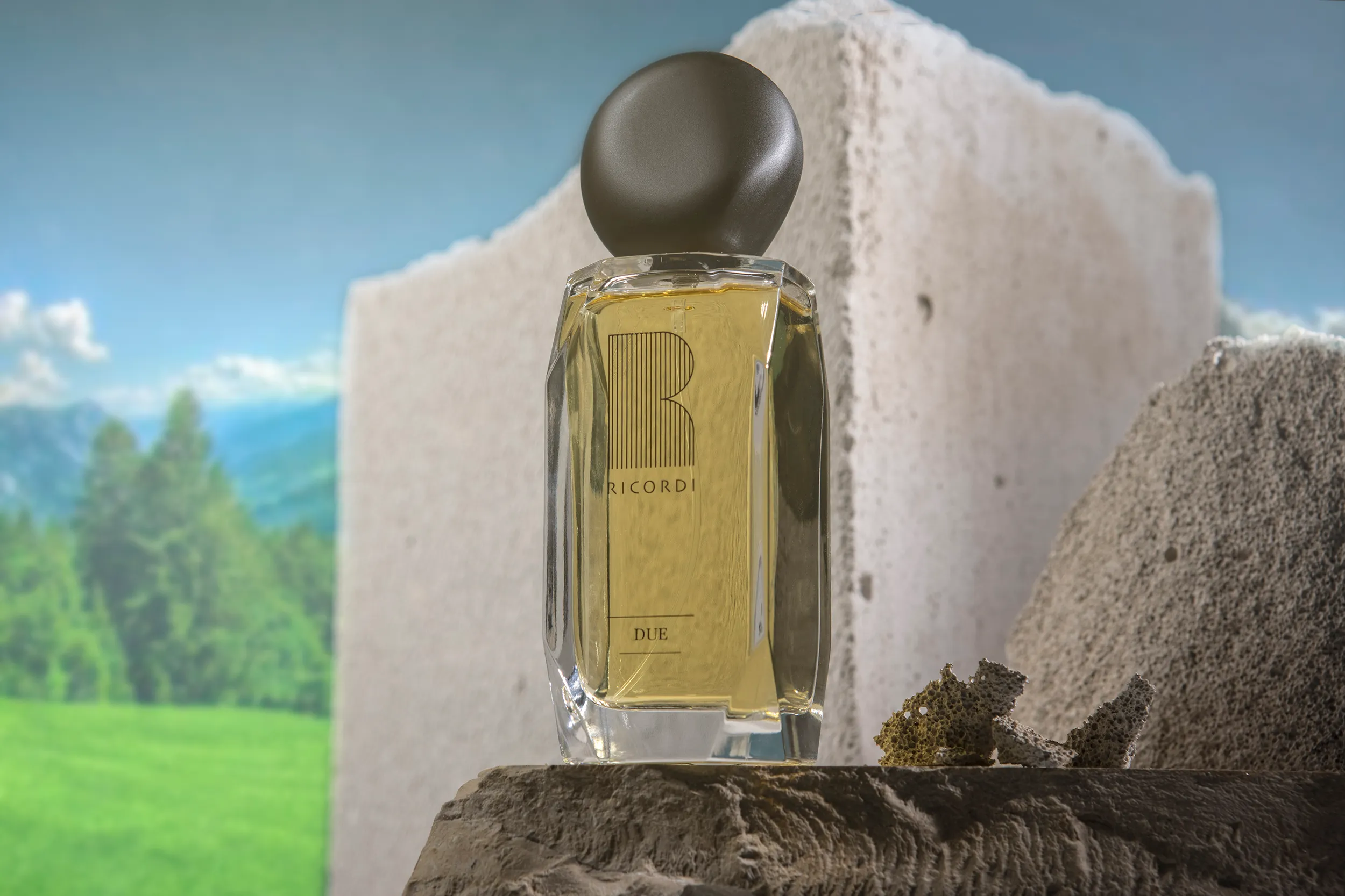 صورة لعطر ريكوردي دو او دي بارفيوم، أحد أفخم العطور في العالم، يجسد الفخامة والأناقة. تمتزج روائحه الفريدة بلمسة فنية راقية، يعبر عن التراث والرؤية الحديثة ليمنحك تجربة عطرية لا مثيل لها